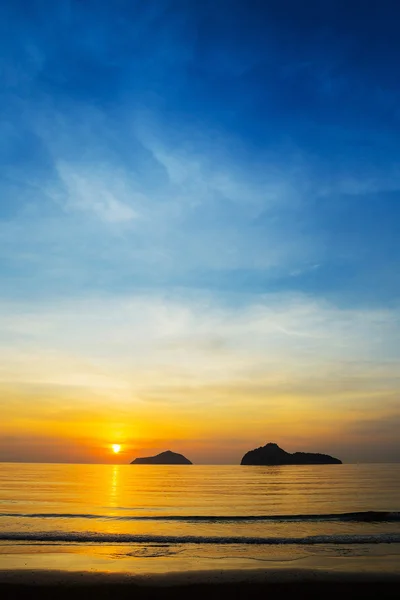 Escena natural en la playa de Ao Manow al amanecer. Color del proceso . — Foto de Stock