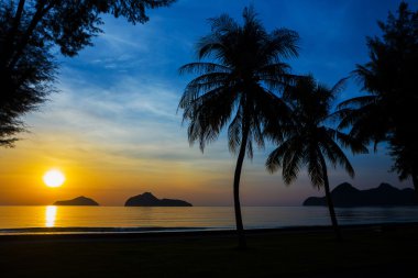 Ao Manow beach gündoğumu zaman içinde doğal mahallinde. İşlem rengi.