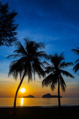Ao Manow beach gündoğumu zaman içinde doğal mahallinde. İşlem rengi.