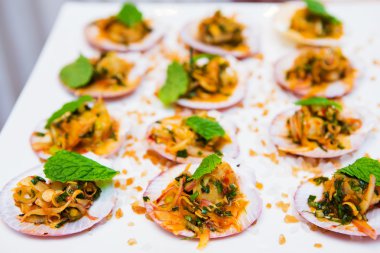 Çeşitli tatlılar ve gıda ile kokteyl parti