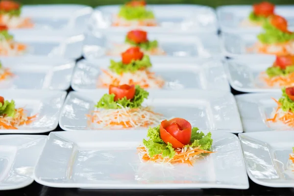 Tomaten groenten op een witte plaat. — Stockfoto