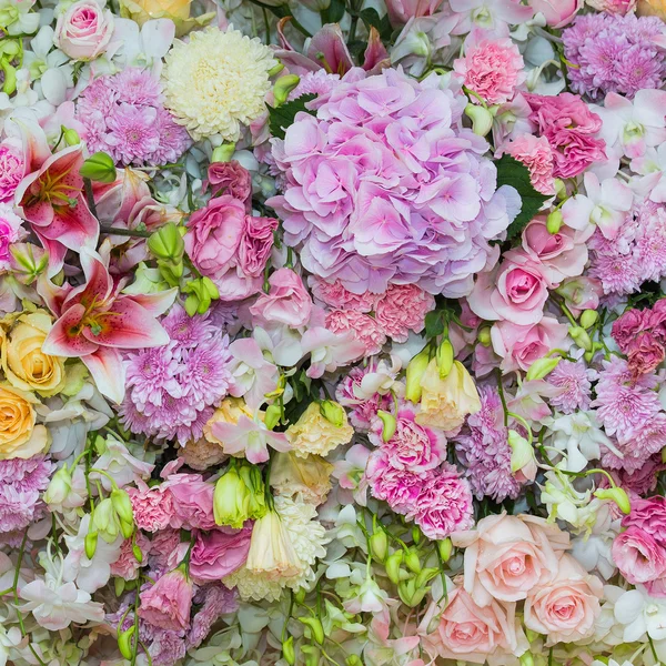 결혼식 장면을 배경으로 한 아름다운 꽃들 — 스톡 사진