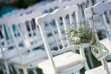 Set up düğün ve çiçek beyaz sandalye