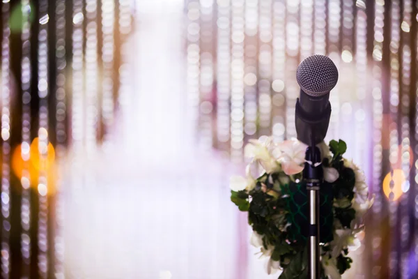 Zamykanie mikrofonu w sali koncertowej lub sali konferencyjnej — Zdjęcie stockowe