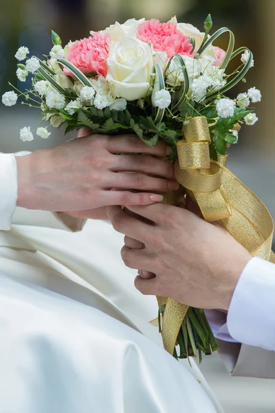 Asian lovers' hands holding vintage flower with bokeh — Stock Photo, Image