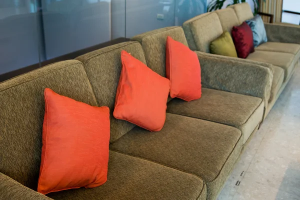 Kussens op de bruine sofa in hotel — Stockfoto