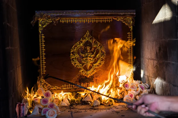 La cámara de cremación budista tailandesa y la mano de enterrador — Foto de Stock