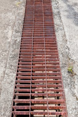 Patika yolda tarafından eski kanalizasyon