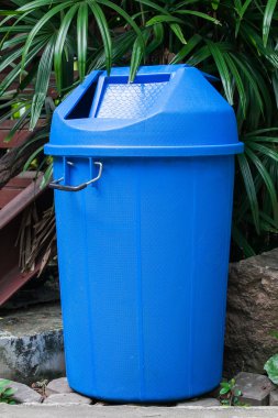 Park zeminde mavi geri dönüşüm