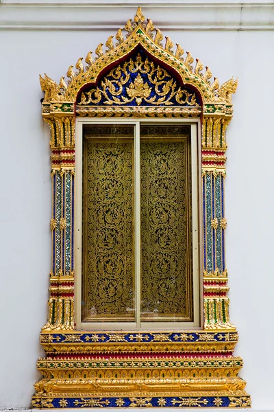 De kunst van de religie van de Thais Boeddhistische tempel windows — Stockfoto