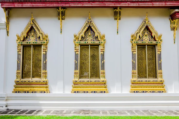 Thailändska buddhistiska templet windows religion konst — Stockfoto