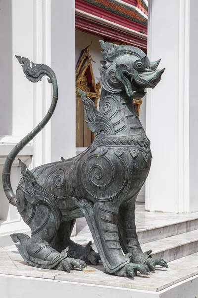 Chien de sécurité en métal dans le temple bouddhiste de Thaïlande, Bangkok . — Photo