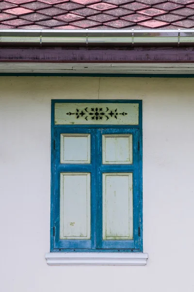 La vieille fenêtre bleue sur fond de mur — Photo
