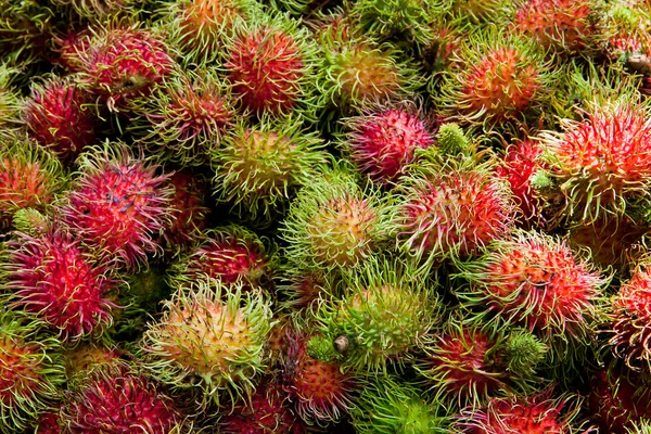 Dulce rambután muchas frutas deliciosas en el mercado  . — Foto de Stock