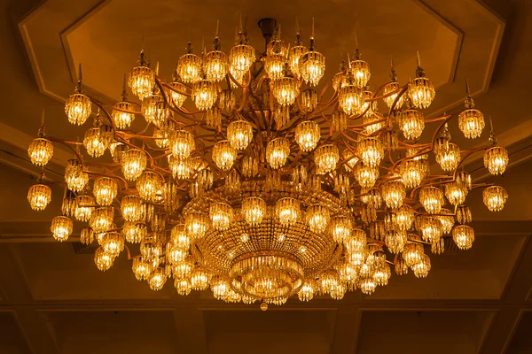 Közelről gyönyörű chrystal csillár a hotel — Stock Fotó