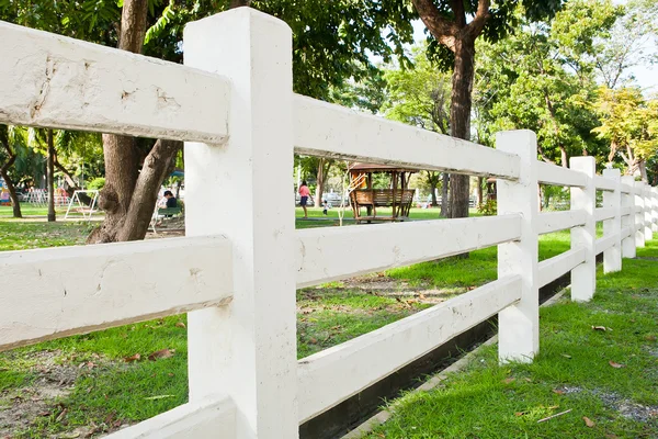 Weiße Zäune auf Gras im Garten für Hintergrund. — Stockfoto