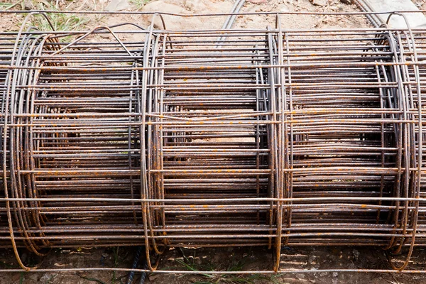Стальной стержень, используемый для строительства столбов с железобетоном на строительной площадке . — стоковое фото