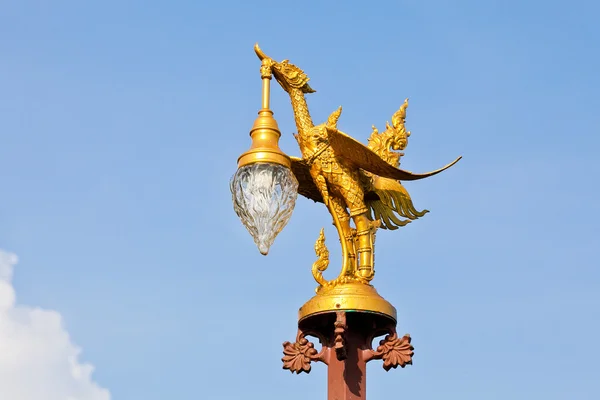 La lampe cygne dorée sur le ciel bleu — Photo
