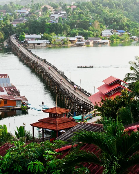 Sangklaburi の月橋。カンチャナブリ、タイ。見どころが伝統的な生き方 — ストック写真