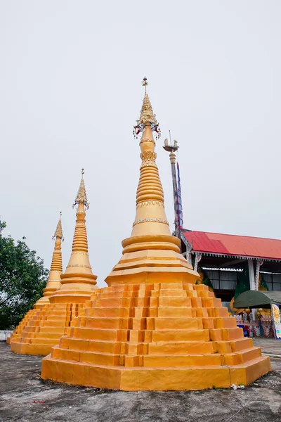 La pagoda d'oro ad Amphur Sangkla, provincia di Kanchanaburi, Thail — Foto Stock