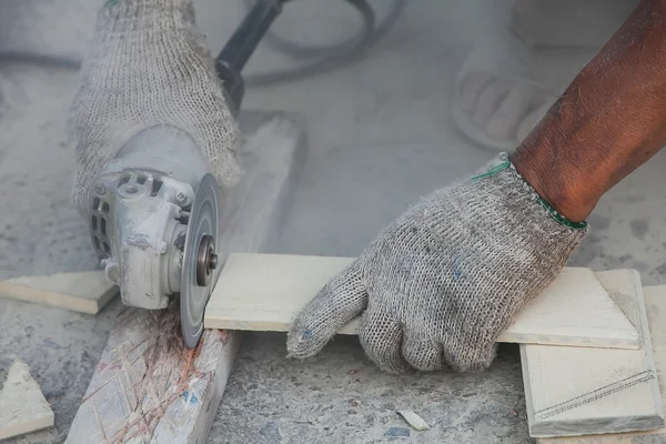 Carpinteiro macho sênior usando serra de mesa para cortar madeira no worksh — Fotografia de Stock