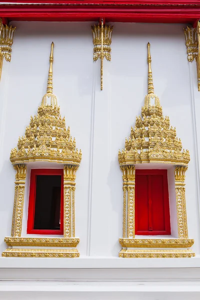 Ventana de madera en templo con arquitectura tailandesa — Foto de Stock