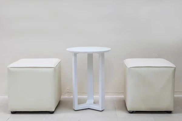 Mesa blanca y taburetes blancos en habitación blanca — Foto de Stock