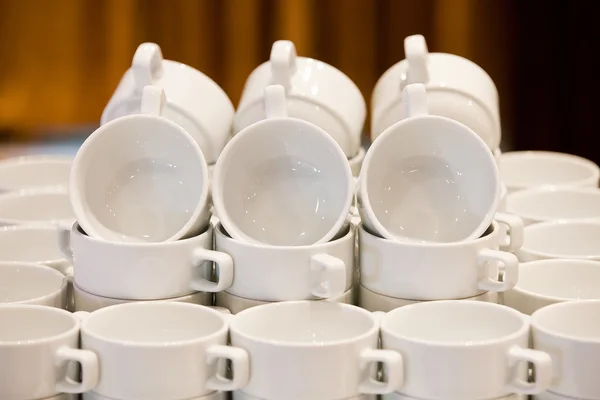 Copos brancos para chá empilhados na mesa para coffee-break — Fotografia de Stock