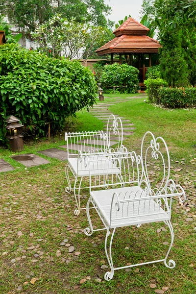 Witte stoel op het gras in een tuin platteland — Stockfoto