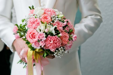 Tutan eller güzel düğün buketi gelin adam.