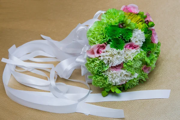 Bouquet da sposa fiore per matrimonio su tavola di legno — Foto Stock