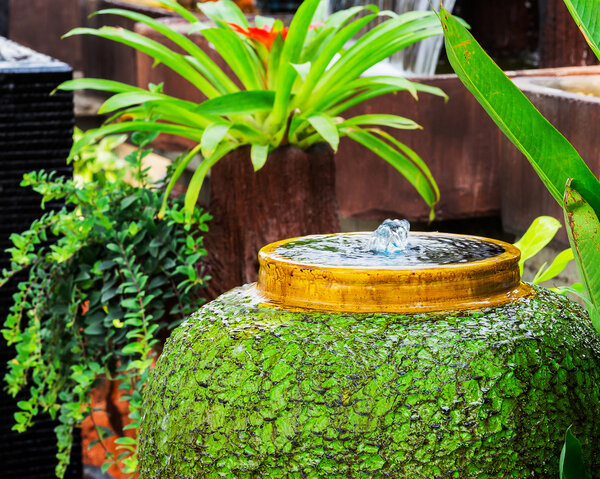 Цветные банки в саду на земле
