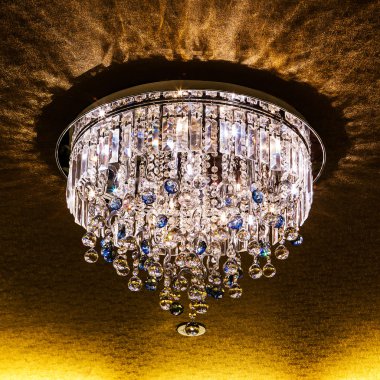 Otel odasında lüks avize