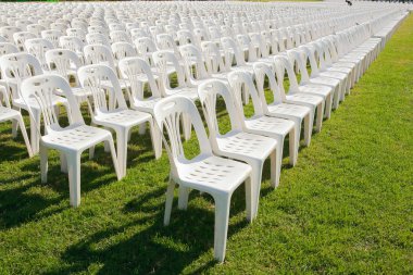 izleyici için bekleyen boş beyaz sandalyeler sıraları