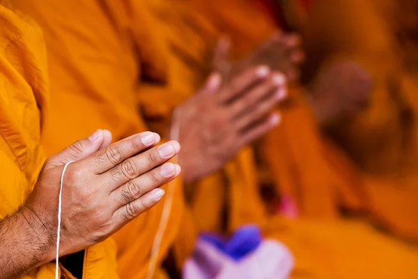 Rezar, poner las palmas de las manos juntas en saludo, monjes, tha — Foto de Stock