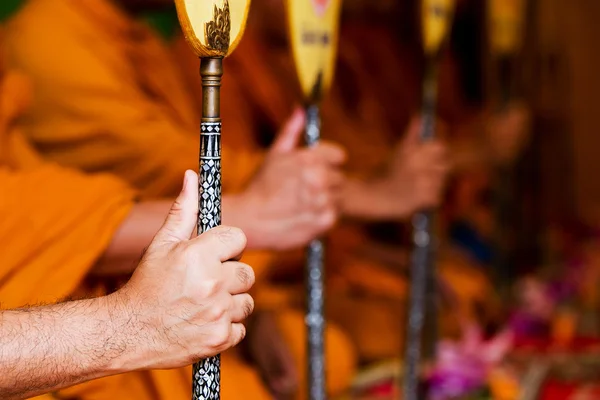 Priez, Mettez les paumes des mains ensemble en salut, moines, thaïlandais — Photo