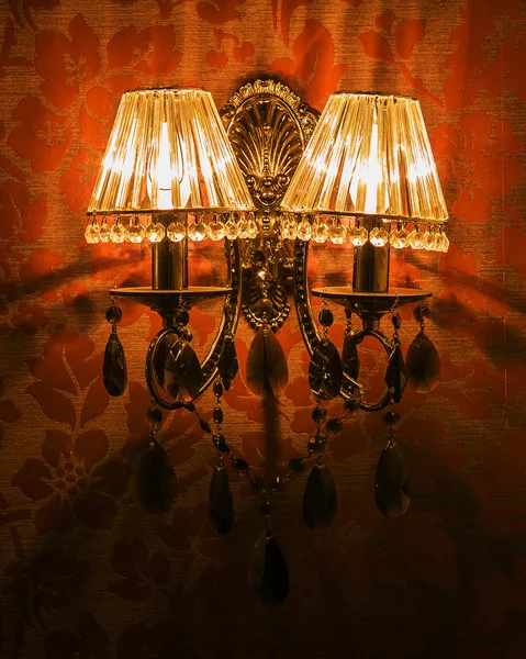 Lyxiga ljuskrona i rummet på hotel — Stockfoto
