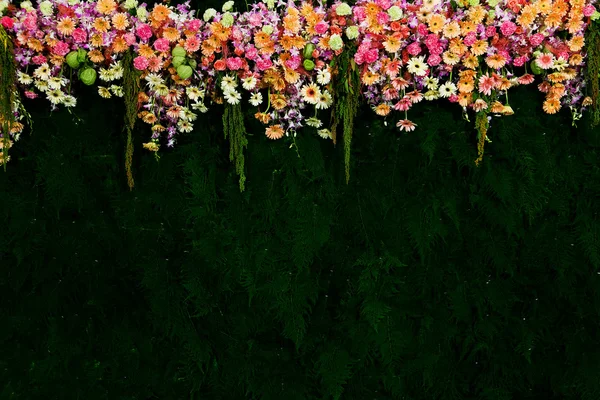 Bellissimi fiori sullo sfondo pronti per la cerimonia nuziale . — Foto Stock