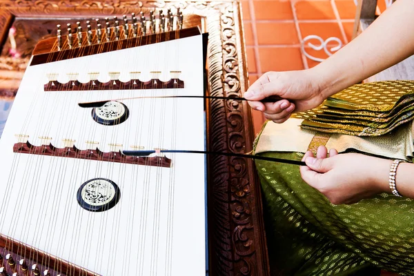 Tocar la mano dulcimer, instrumento de música, música dulcimer de madera tailandesa — Foto de Stock