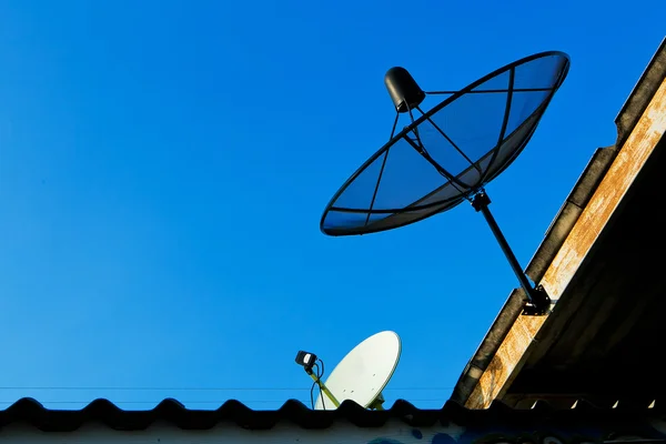 Antena parabólica céu pôr do sol rede de tecnologia de comunicação — Fotografia de Stock