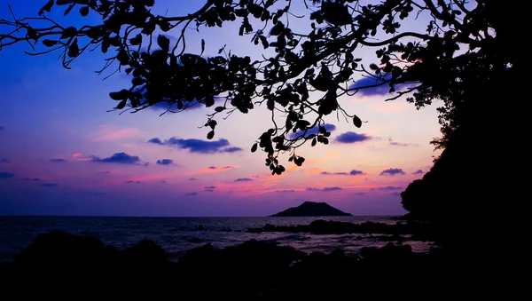 Paisaje marino con pequeña isla al atardecer fondo crepuscular — Foto de Stock