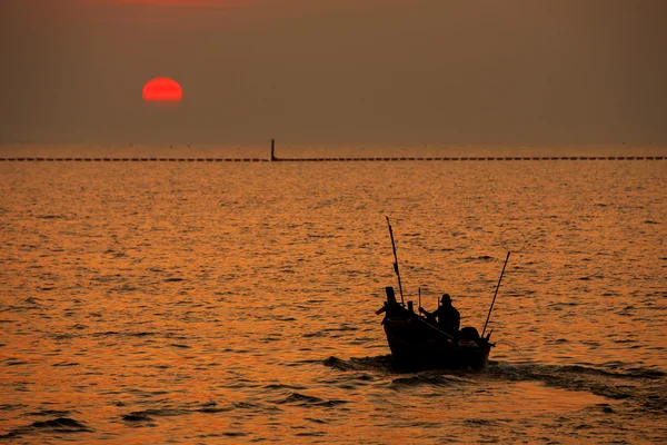 Sunset in Nai Harn beach and sailboat silhouette. bangsaen, Thai — Stock Photo, Image