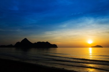 Sunrise Adaları ve Hindistan cevizi ağaçları ile denizde.