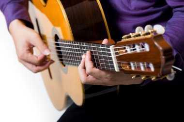 Akustik gitar gitarist adam klasik kapatın.