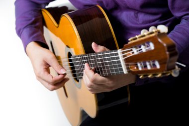 Akustik gitar gitarist adam klasik kapatın.