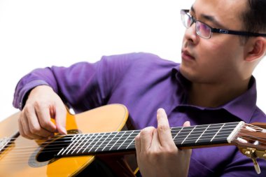 Akustik gitar gitarist adam klasik kapatın.