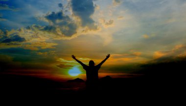 Tek yetişkin kadın siluet kaya'nde Günbatımı rahatlatıcı