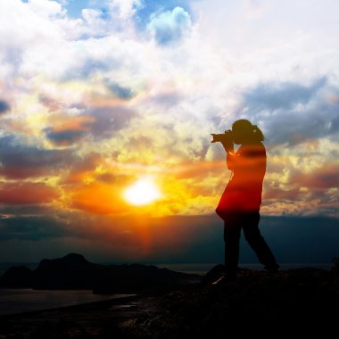 Onun fotoğraf üzerine siluet kalan kadın.