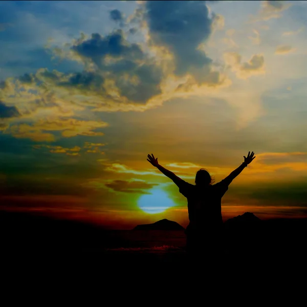 Één volwassen vrouw silhouet op rots ontspannen in zonsondergang — Stockfoto