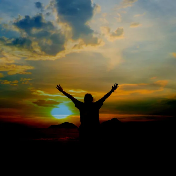 Singola donna adulta silhouette su roccia rilassante al tramonto — Foto Stock